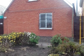 три дома на одном участке