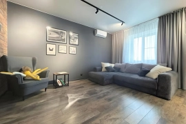 2-комн. квартира, 74 м², 8/9 эт